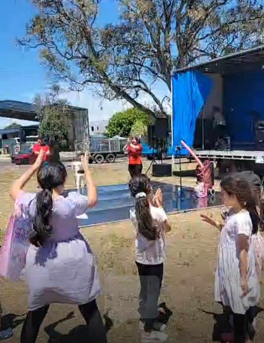 Hey Dee Ho interactive performance